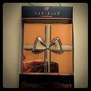 Wonderful compact magnification mirror